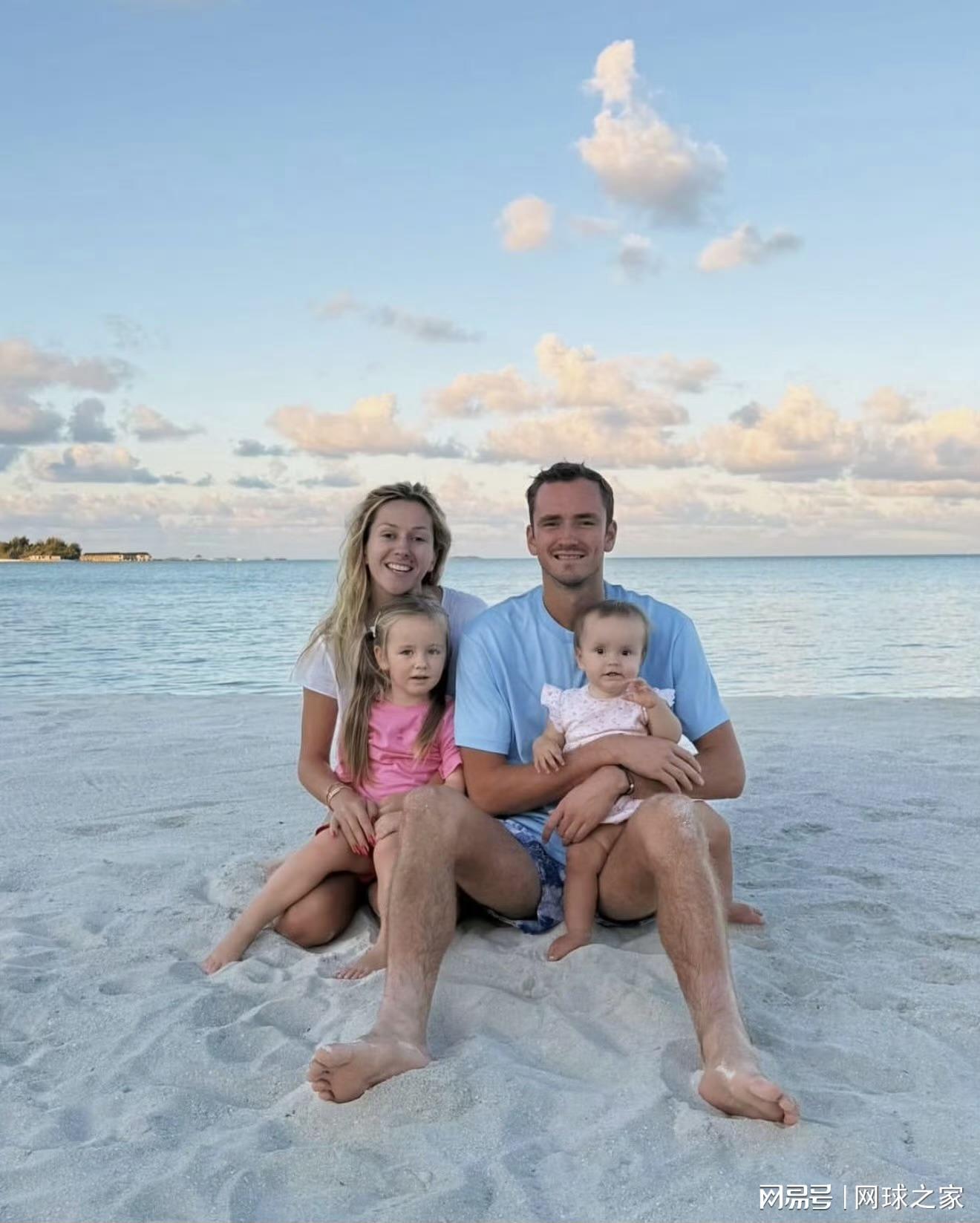 开云-爱游戏-22冠，22城：梅德韦杰夫新赛季首冠献给小女儿的生日礼物