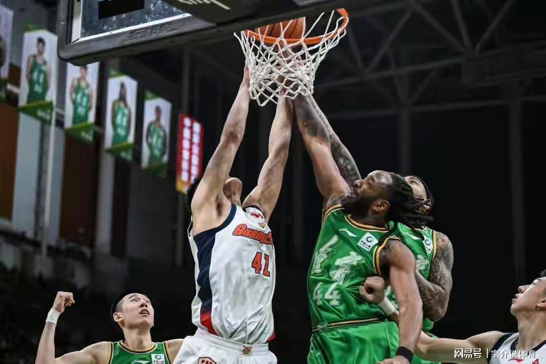 Kaiyun Sports-开云体育-辽宁惨败广东，揪出最大混子，杨鸣气得直跺脚，杜锋偷着笑