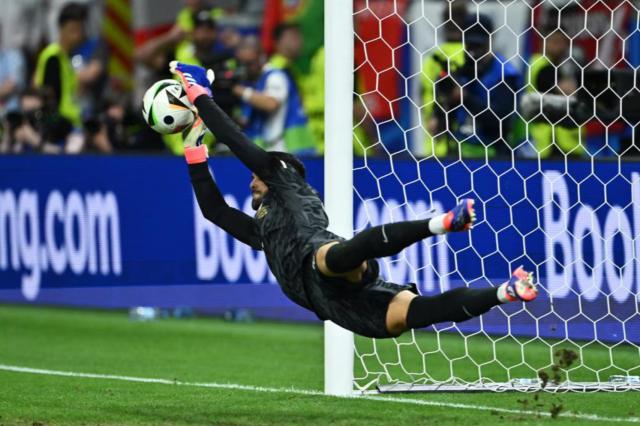 开云-爱游戏-点球3连扑！当年被C罗安慰的科斯塔今天救了C罗