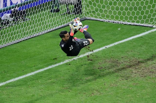 开云-爱游戏-点球3连扑！当年被C罗安慰的科斯塔今天救了C罗