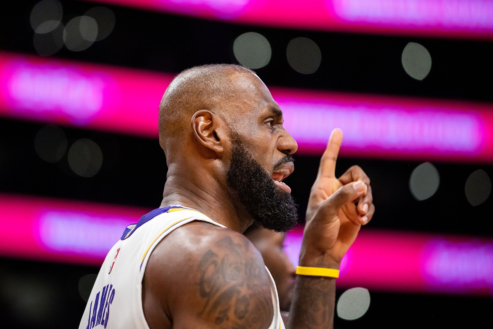 Kaiyun Sports-开云体育-夸梅：詹姆斯通过富保罗控制了联盟 让NBA修改规则&amp;允许他走步