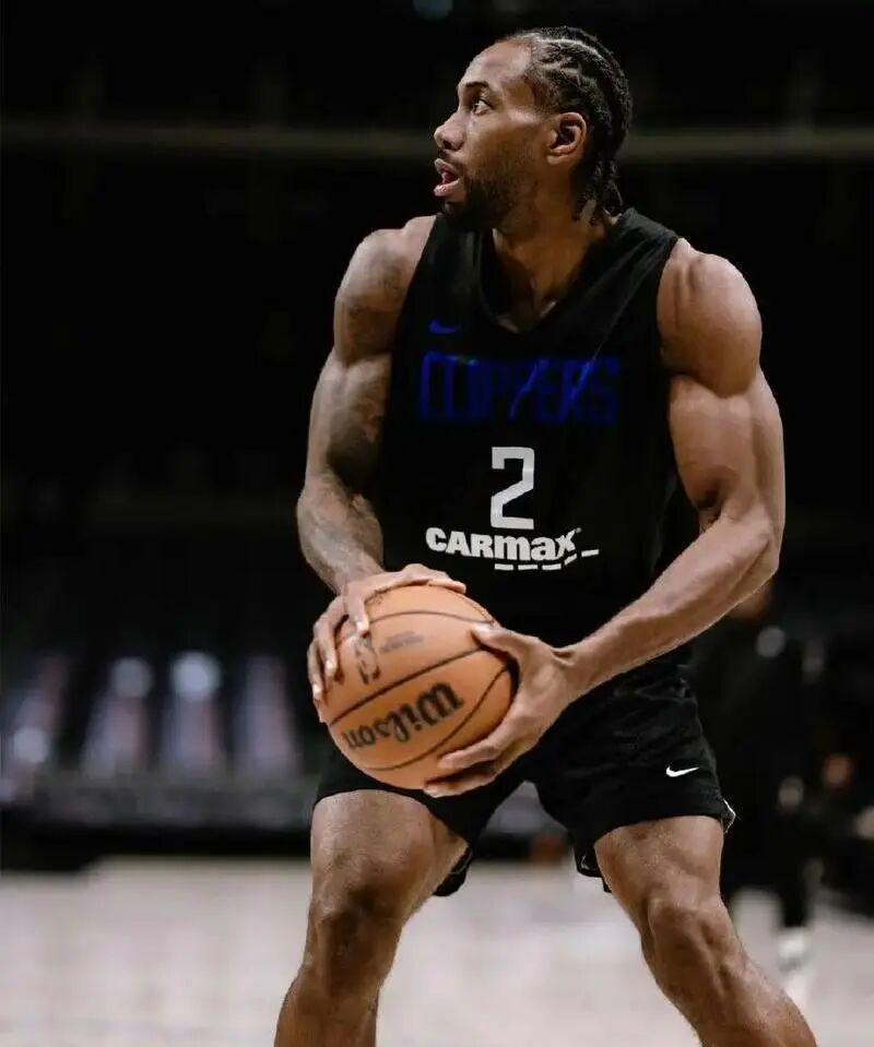 Kaiyun Sports-开云体育-疼到锤地！小卡新大腿伤了！3节29+8，快船直冲第8！