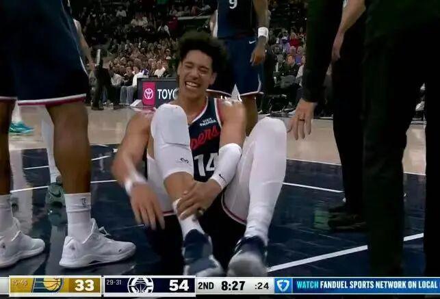 Kaiyun Sports-开云体育-疼到锤地！小卡新大腿伤了！3节29+8，快船直冲第8！