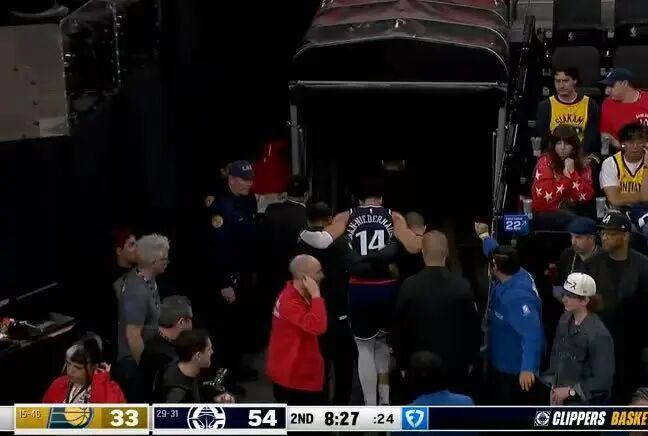 Kaiyun Sports-开云体育-疼到锤地！小卡新大腿伤了！3节29+8，快船直冲第8！