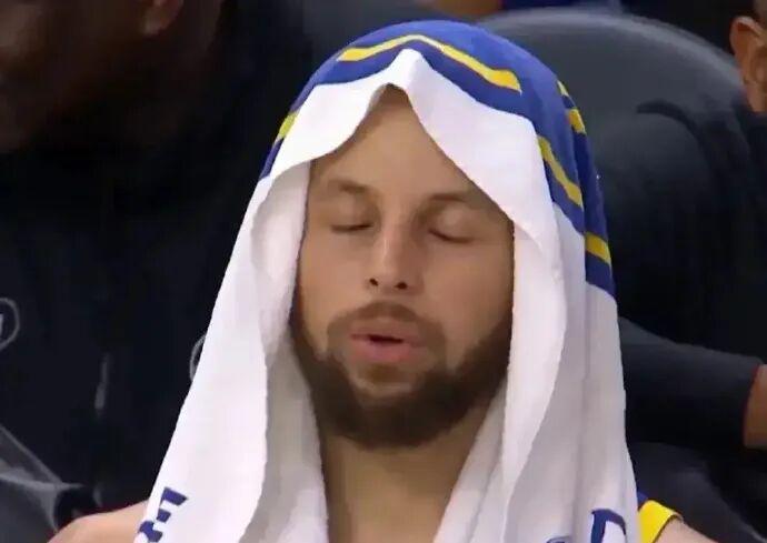 Kaiyun Sports-开云体育-疼到锤地！小卡新大腿伤了！3节29+8，快船直冲第8！