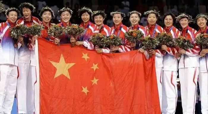 中国女排最经典一扣非郎平朱婷制造！黄金一代奥运奇兵变副厅高官|张越红|葛勇|排球|雅典奥运会|沈阳_新浪体育_新浪新闻